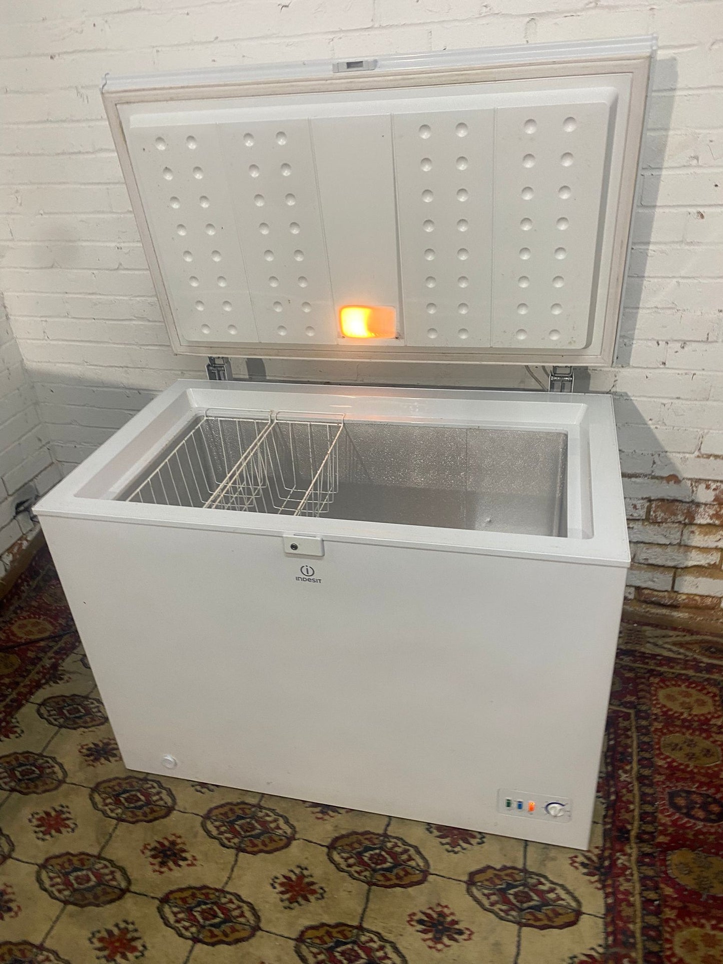 FREE DELIVERY Beautiful Indesit 280L Chest Freezer Frost Free For Sale
