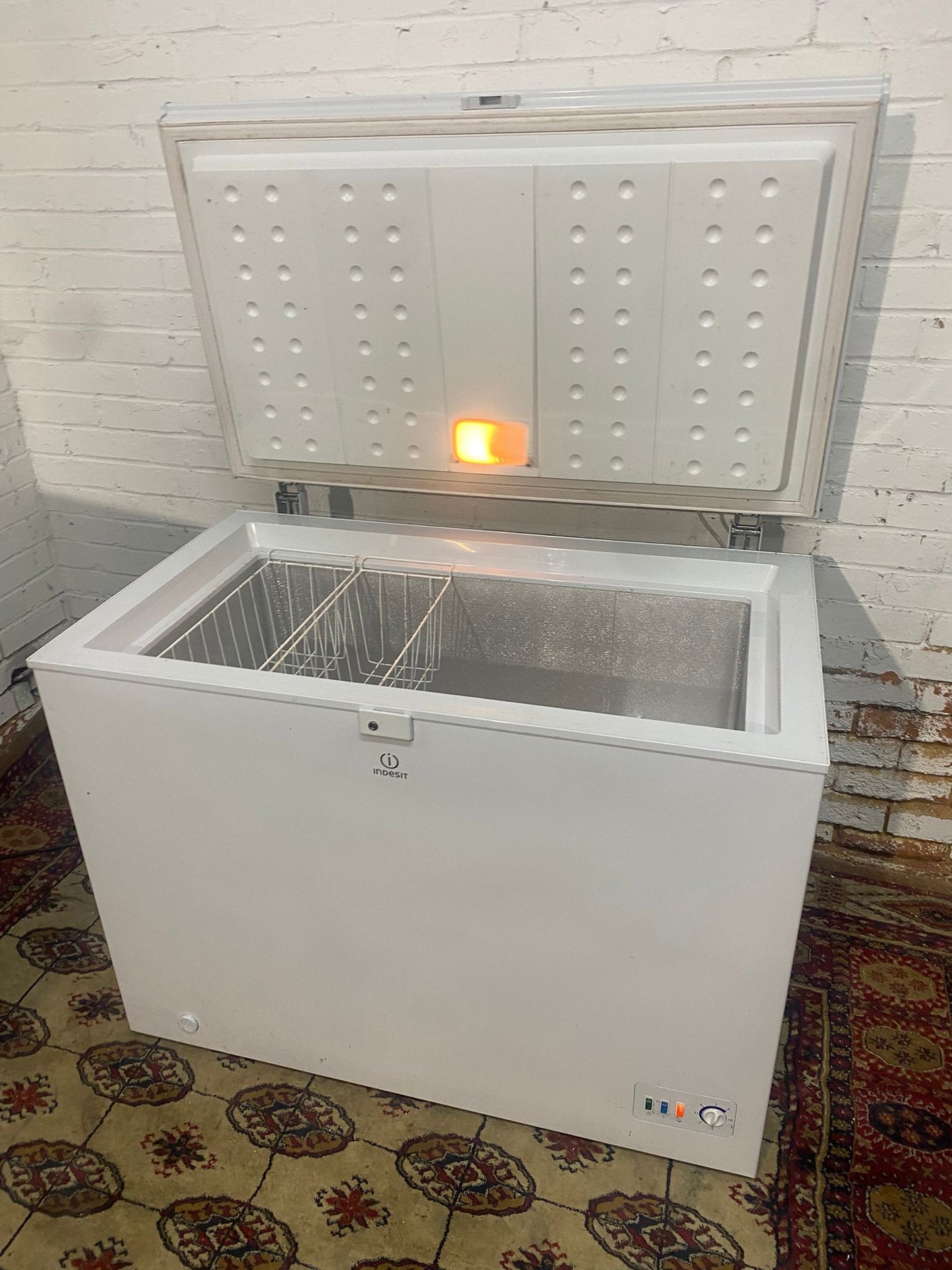 FREE DELIVERY Beautiful Indesit 280L Chest Freezer Frost Free For Sale