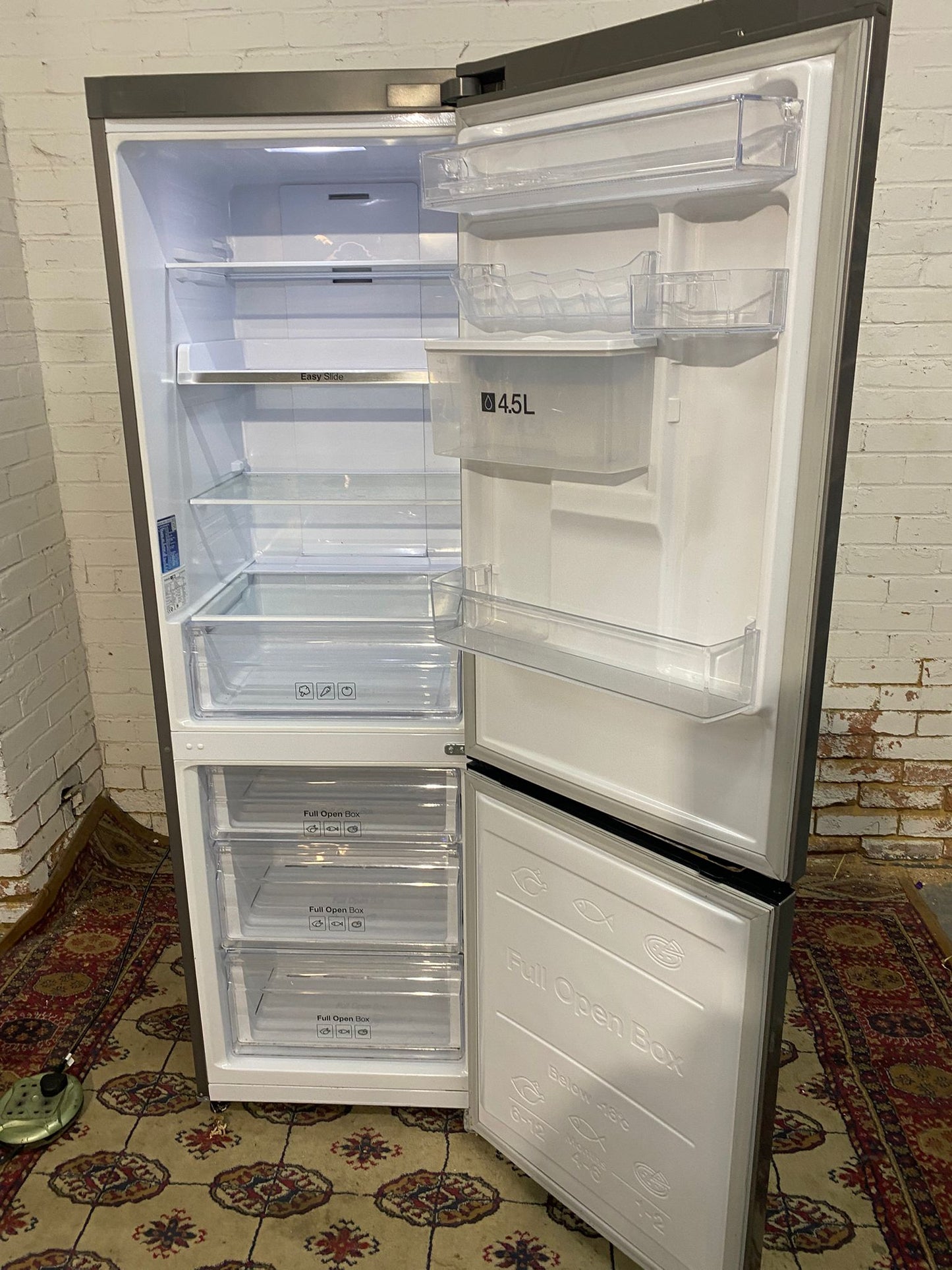 Beautiful Samsung Digital Inverter Grey Fridge Freezer With Water Dispenser For Sale