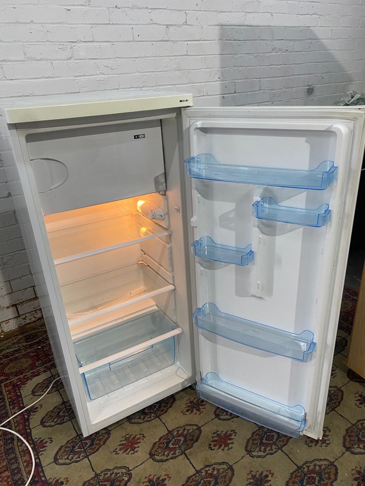 Beautiful Medium LEC Fridge & Freezer On Top For Sale