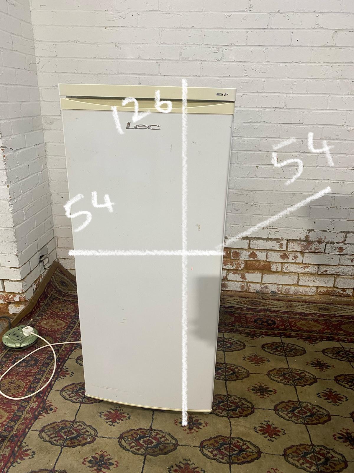 Beautiful Medium LEC Fridge & Freezer On Top For Sale