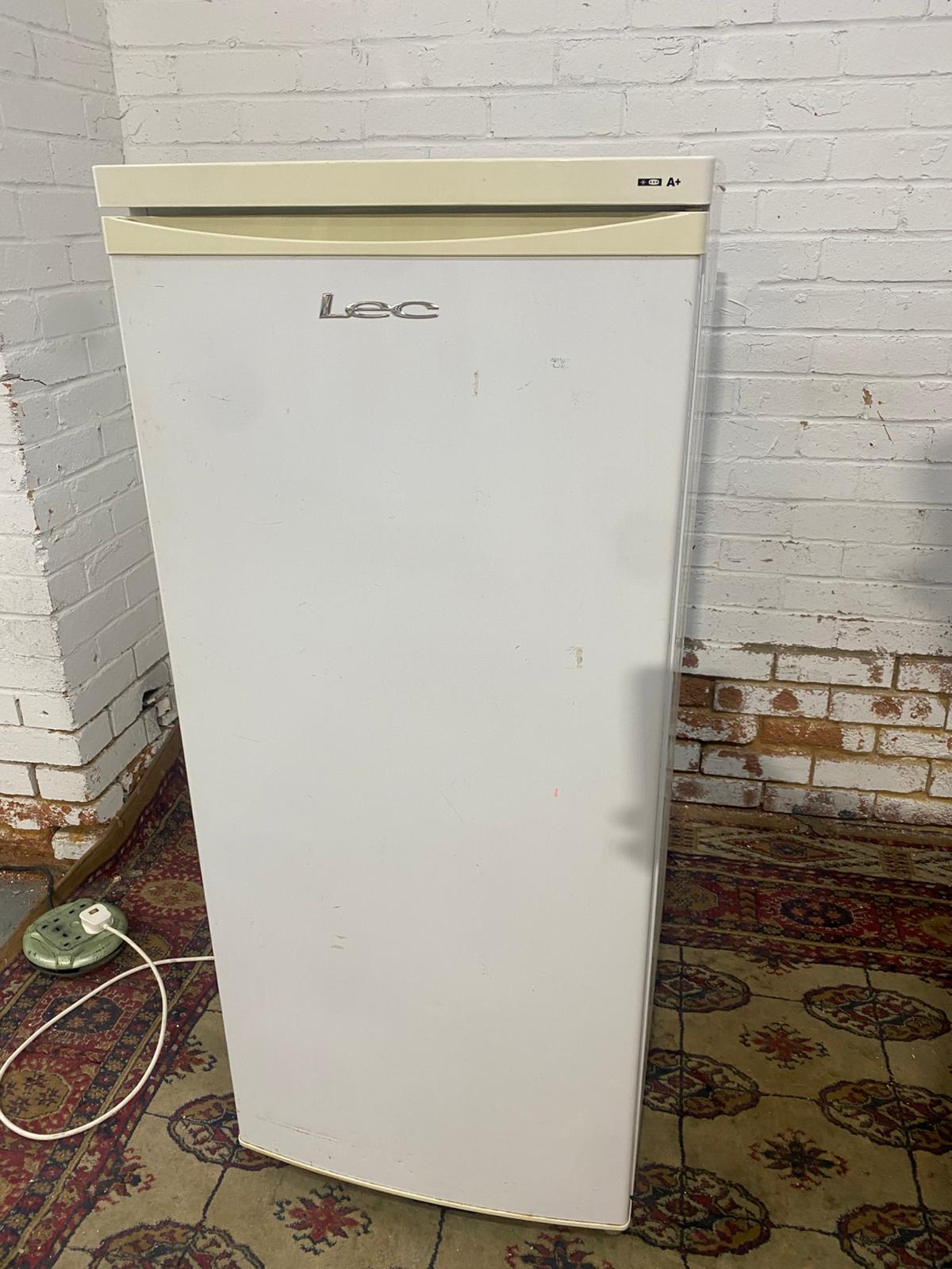 Beautiful Medium LEC Fridge & Freezer On Top For Sale