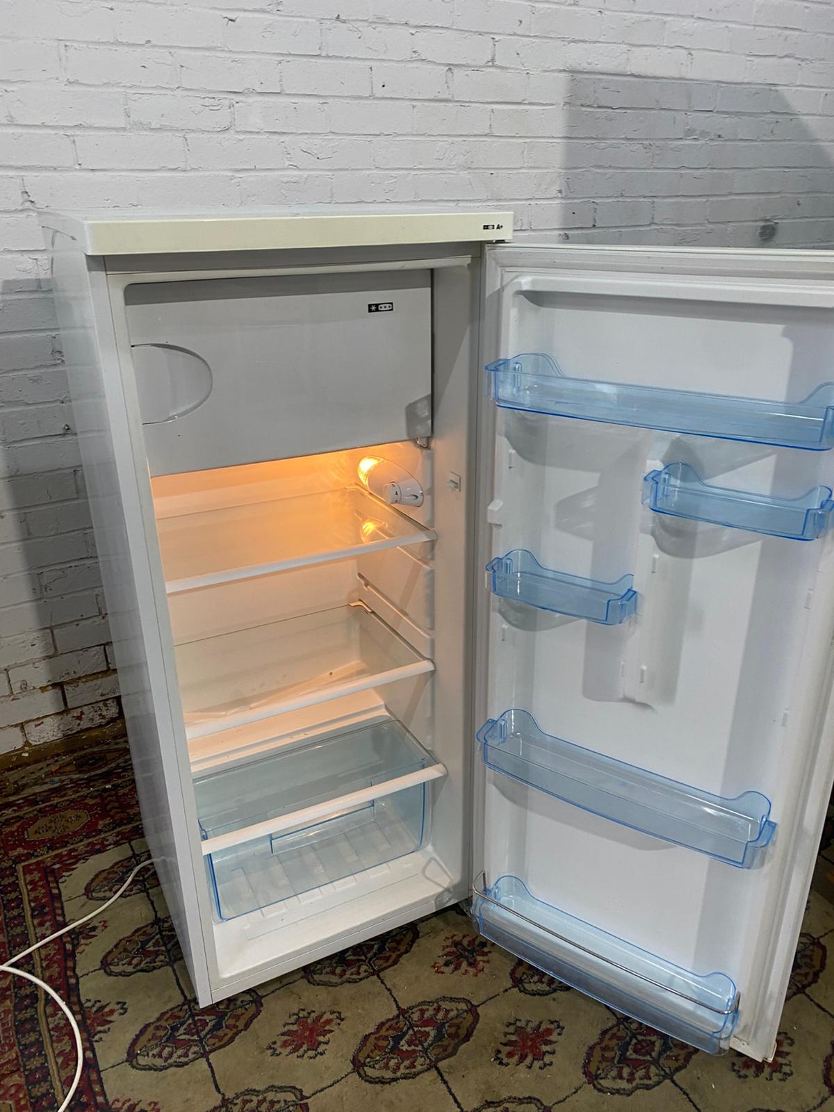 Beautiful Medium LEC Fridge & Freezer On Top For Sale