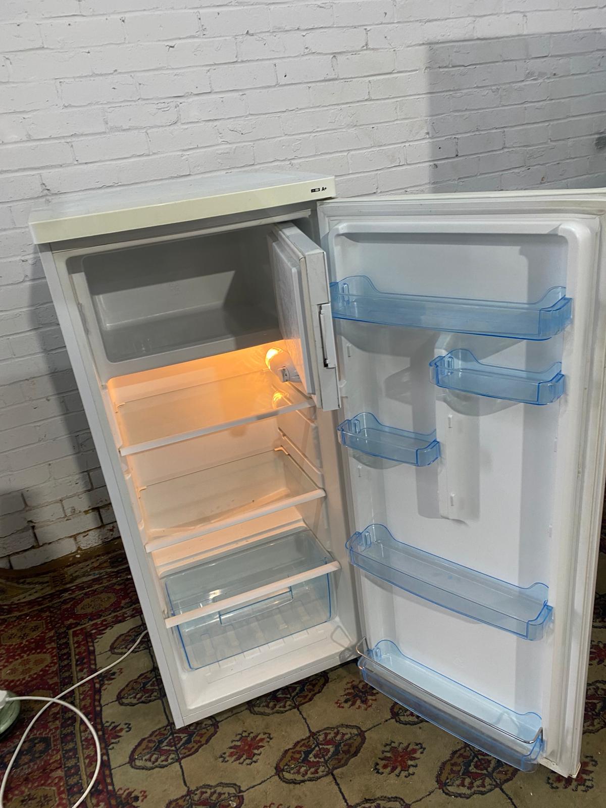 Beautiful Medium LEC Fridge & Freezer On Top For Sale