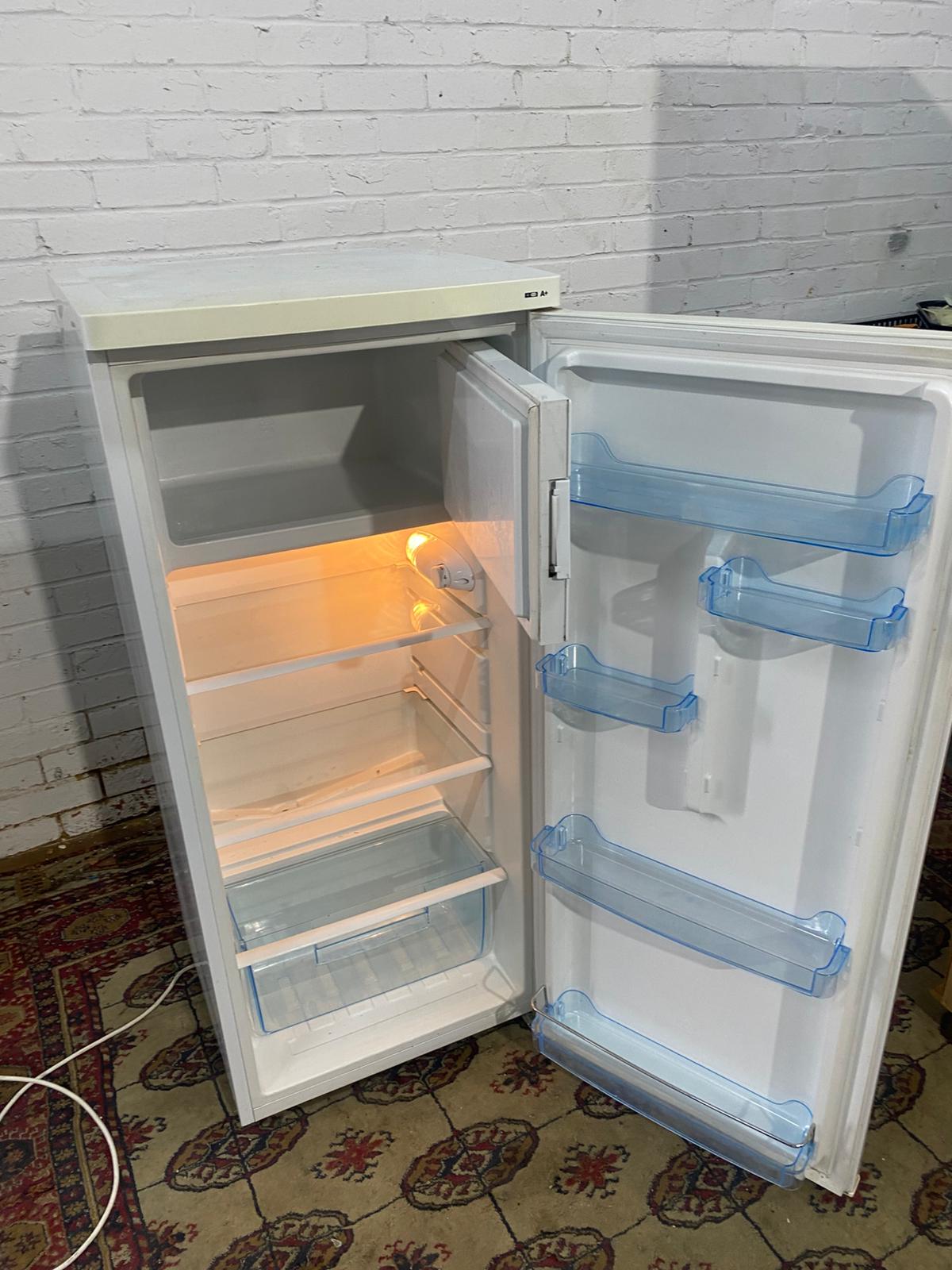 Beautiful Medium LEC Fridge & Freezer On Top For Sale