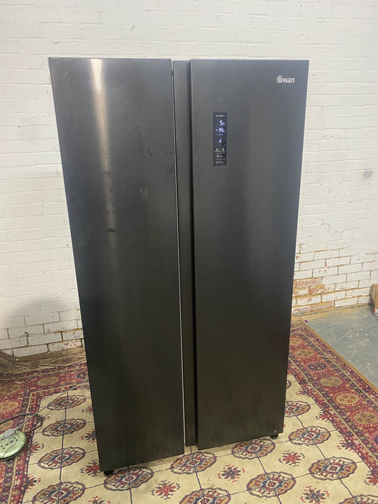 🚐🚐Beautiful Swan Maat Black Non Plumb American Fridge Freezer For Sale