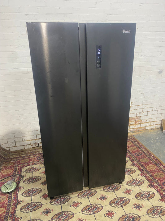 🚐🚐Beautiful Swan Maat Black Non Plumb American Fridge Freezer For Sale