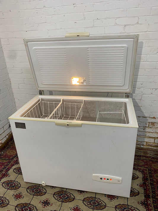 Whirlpool Large 330L Commercial Chest Freezer Frost Free Technology